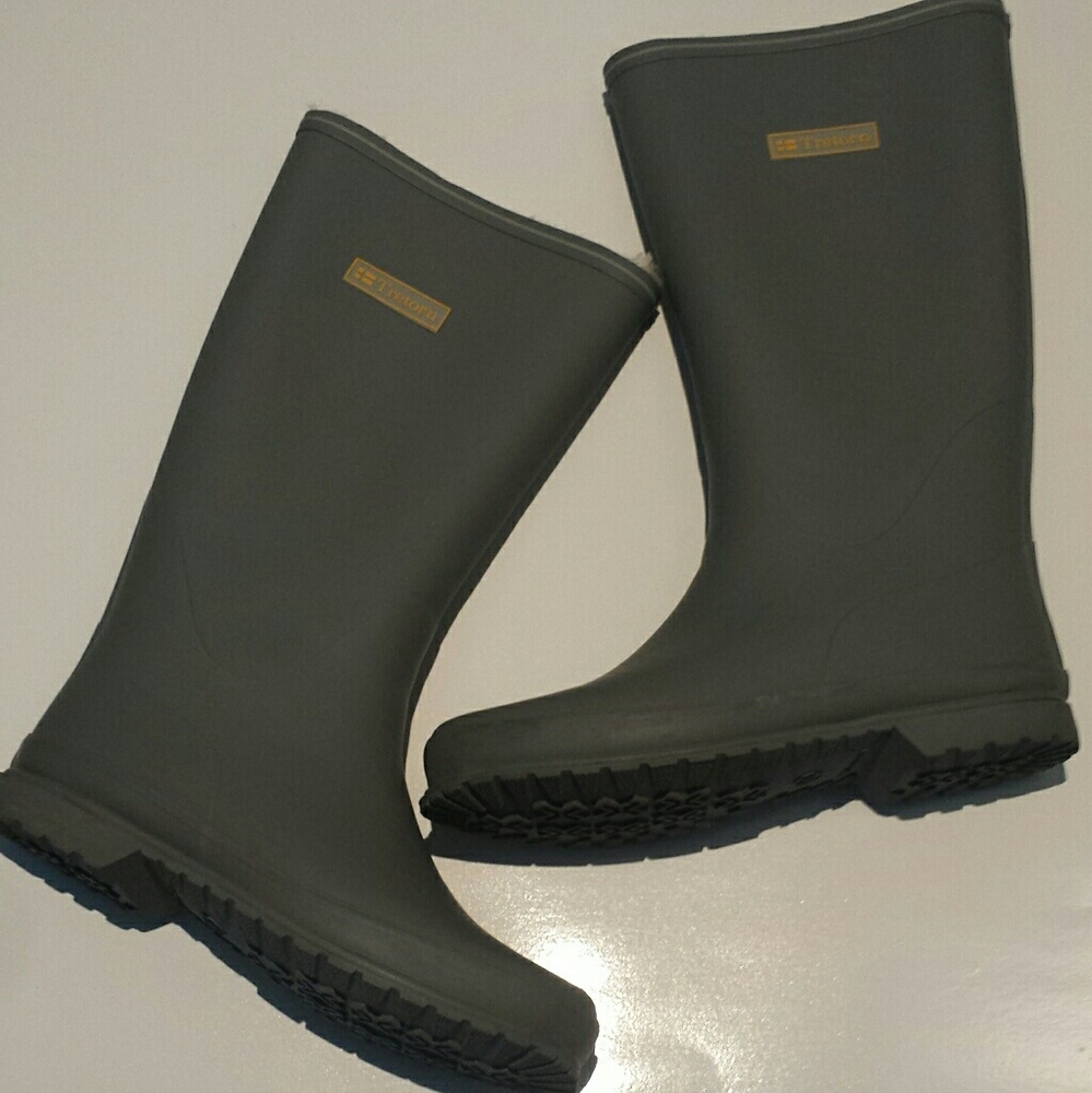Fur lined rainboots by Tretorn, fits size 8.5